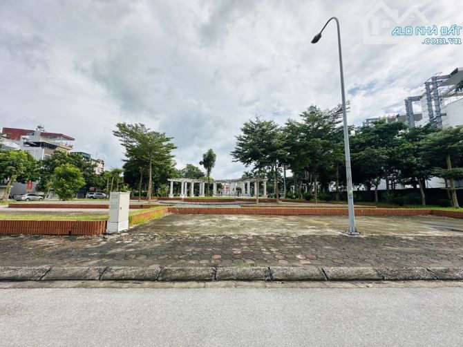 TĐC Giang Biên/ 22.6 tỷ/90 M2/Vỉa Hè Ô Tô Chánh