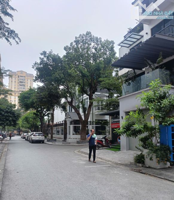 Biệt thự Mễ Trì 131.5m2- 4 tầng, vỉa hè, ôtô tránh, ở VIP, giá 36.6 tỷ