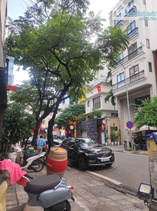 Bán nhà Mặt Phố Linh Lang, DT 86m x 4 tầng, mặt tiền 7m, gara ô tô, 66.5 tỷ đồng