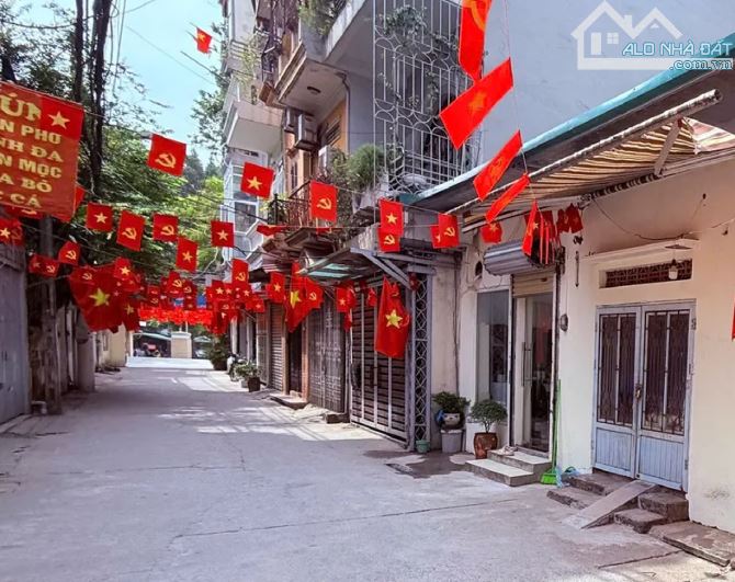 Bán cực gấp nhà mặt phố,  ô tô trong nhà, sổ đỏ   Cầu giấy , mặt tiền 4.5, giá nhỉnh 9 tỷ