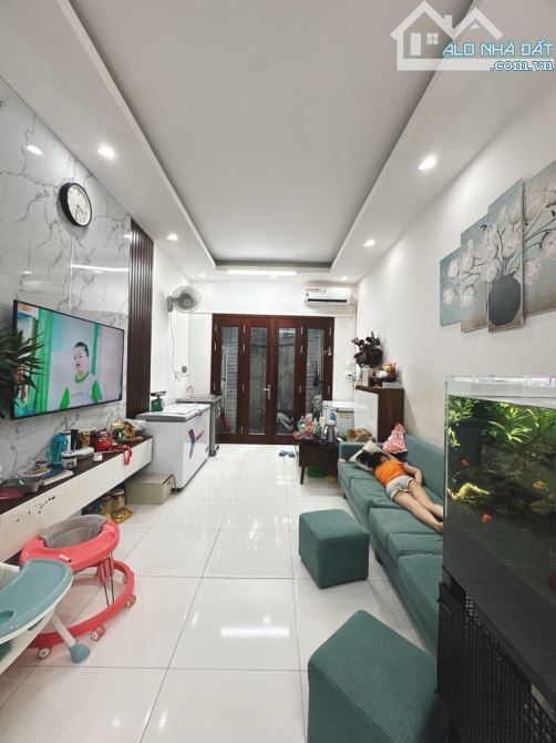 Nhà phố Hoàng Hoa Thám – Ngõ rộng – Lô góc thoáng sáng – Nhà đẹp – 33m2 – 5 tầng – 7.95 tỷ