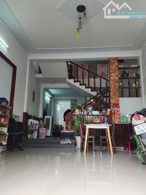 🔥 Nhà 2 tầng 2 mê đường 5m5 Nhơn Hoà 11 .  - Dt : 100m2 ngang 5m - Hướng tây bắc