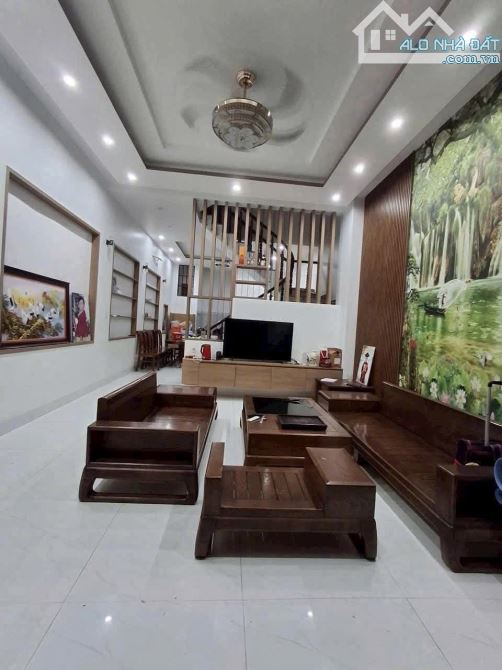 Cần bán căn biệt thự ngay bãi Sau, đường Hồ Quý Ly, phường Thắng Tam, thành phố Vũng Tàu.