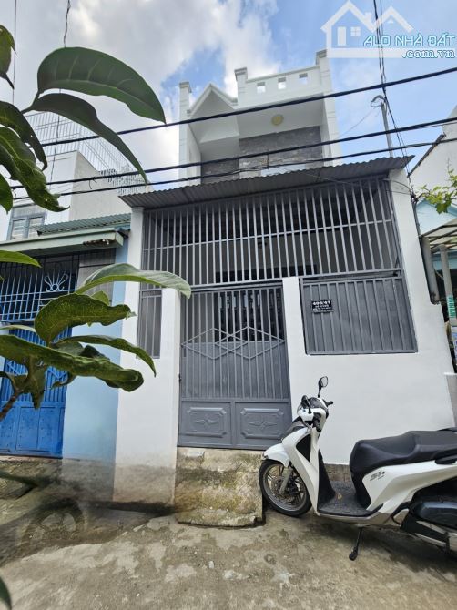 NHÀ SÁT BÊN BỆNH VIỆN QUẬN 12 CHỈ VÀI TRĂM M - 2 TẦNG - HẺM Ô TÔ ĐỖ CỬA - TÂN THỚI HIỆP