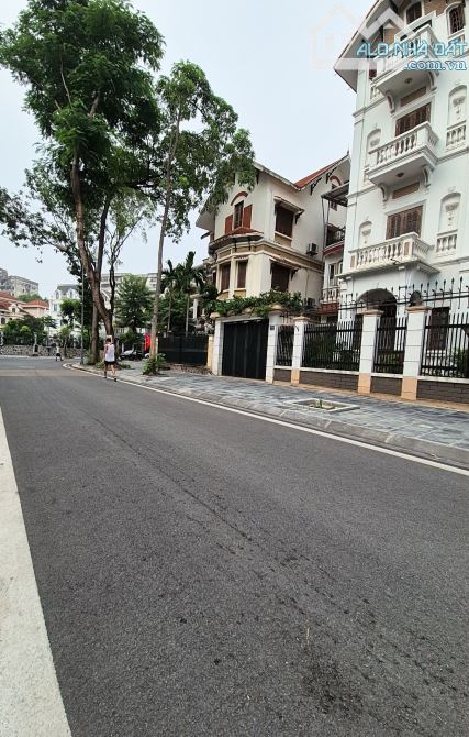 BIỆT THỰ SIÊU RỘNG – MẶT TIỀN KHỦNG 30M –  - 631M2 x 4T  - GIÁ 110 TỶ.