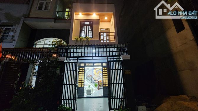 NHÀ PHỐ 2 LẦU 4.X TỶ GẦN SÔNG SG – KHÔNG KHÍ MÁT LÀNH CẢ NGÀY