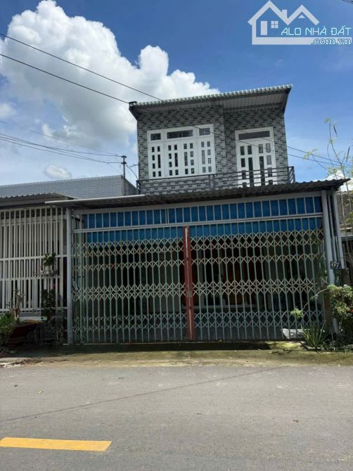 Nhà 1 trệt 1 lầu mặt tiền Nhựa Ấp 10 Lương Hoà Bến Lức Long An giá 2tỷ
