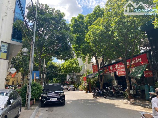 Bán nhà mặt ngõ 106 Hoàng Quốc Việt, 84m2, 5 tầng, mặt tiền 5.9m, lô góc, 33.3 tỷ