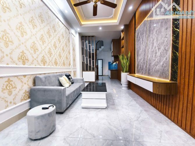 Bán nhà trung tâm phường Hoàng Mai - Ngõ nông rộng gần ô tô chỉ hơn 6 tỷ