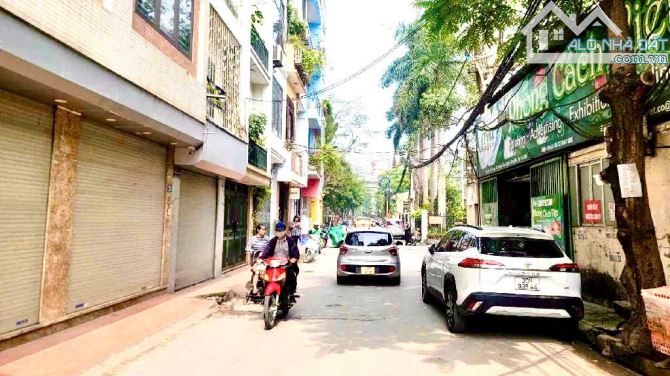 Bán nhà ngã tư Hoàng Cầu- Nguyễn Hy Quang- Ô Chợ Dừa.60m sổ phân lô. Giá 18.6 tỷ