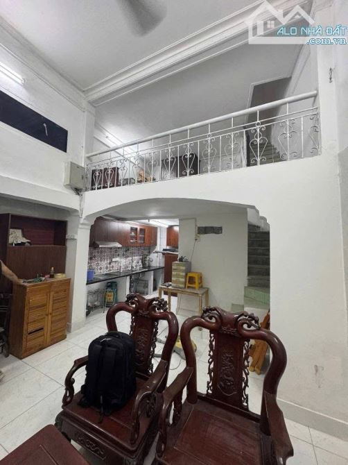 An Trạch DT: 35m2, 3tầng,MT: 3.5m,giá: 5.5 tỷ Quốc Tử Giám Đống Đa