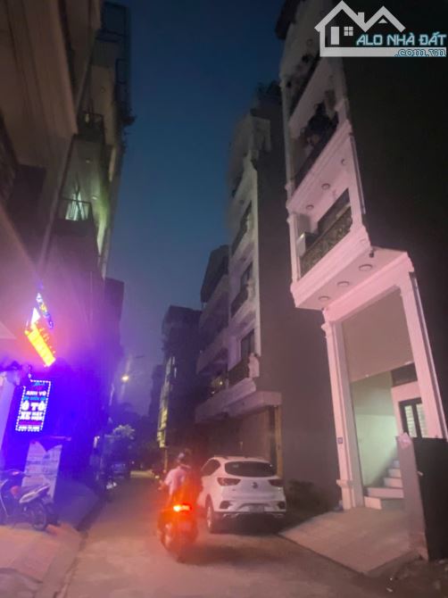 CẦU DIỄN - 51M² - 7 TẦNG MỚI TINH - 10 P KHÉP KÍN - PHÂN LÔ Ô TRÁNH VỈA HÈ 2 BÊN. - 10