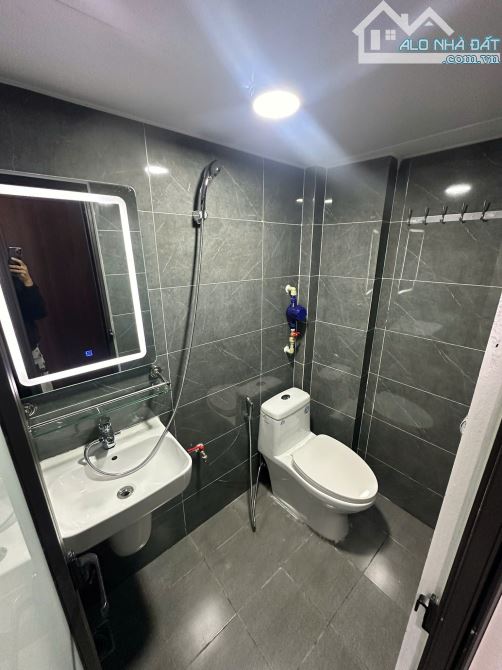 Nhà 50m2 x 5 Tầng.MT 5 mét Ô TÔ ĐỖ CỬA - THANG MÁY - 1