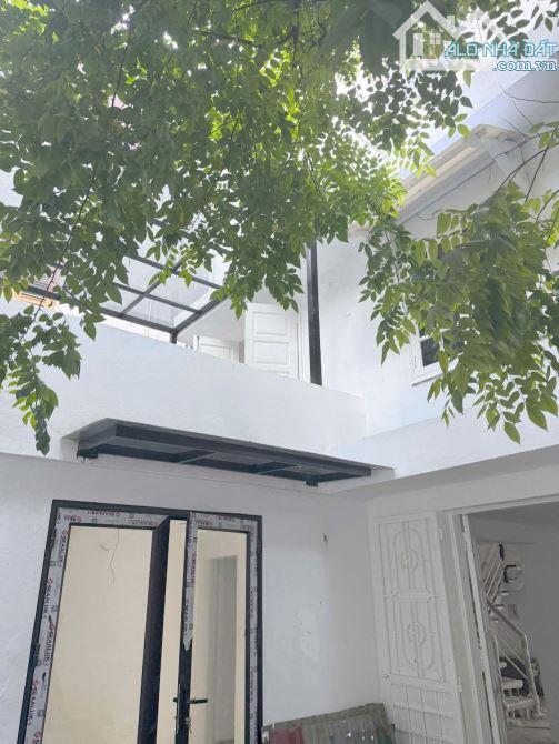 Biệt thự sân vườn tại Nguyễn Văn Cừ - DT 135m2 MT khủng 7.6m - Giá đầu tư - 1