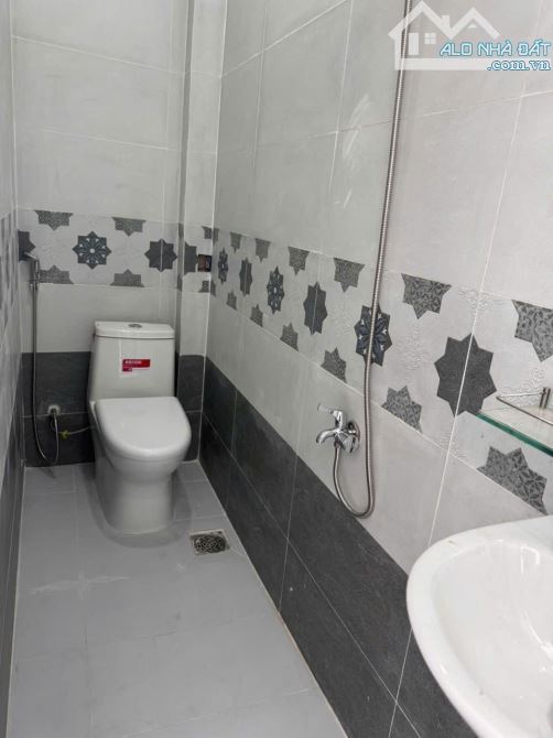 HIẾM: MẶT TIỀN KD SÁT CHỢ BÌNH LONG - 17M2 (4.6 x 4M) 3 TẦNG MỚI 100% - SHR HOÀN CÔNG ĐỦ - - 1