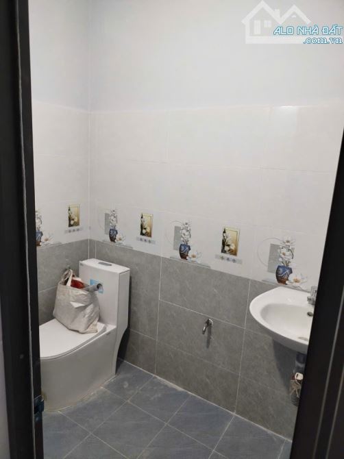 Bán Nhà 2 Tầng Hẻm Xe Hơi Đậu Cửa Thông Tứ Tung 52 m2 nhỉnh 4 Tỷ - 1