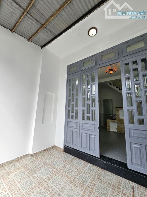 NHÀ SÁT BÊN BỆNH VIỆN QUẬN 12 CHỈ VÀI TRĂM M - 2 TẦNG - HẺM Ô TÔ ĐỖ CỬA - TÂN THỚI HIỆP - 1