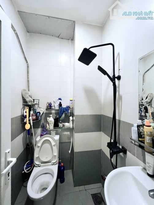 Bán Rẻ Nhà Mới Đẹp Gần Chợ PhạmVănHai P3 Tân Bình Giáp Phú Nhuận,39m2,3Tầng,hẻm 3m,5tỷ3 tl - 1