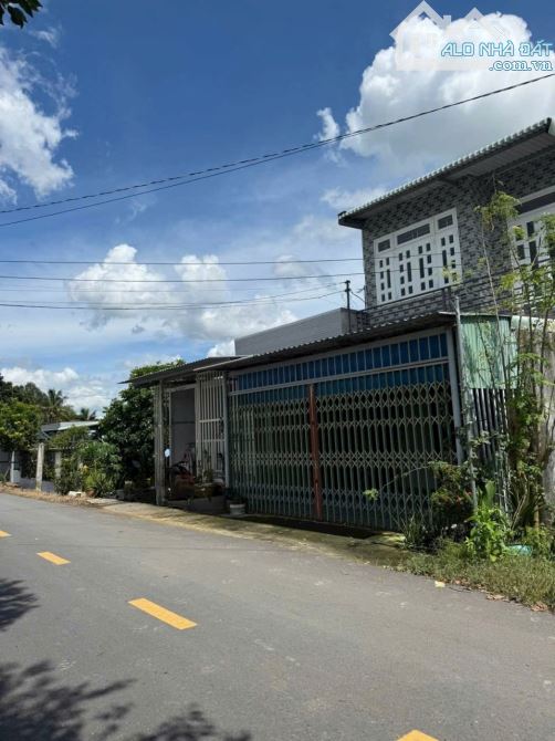 Nhà 1 trệt 1 lầu mặt tiền Nhựa Ấp 10 Lương Hoà Bến Lức Long An giá 2tỷ - 1
