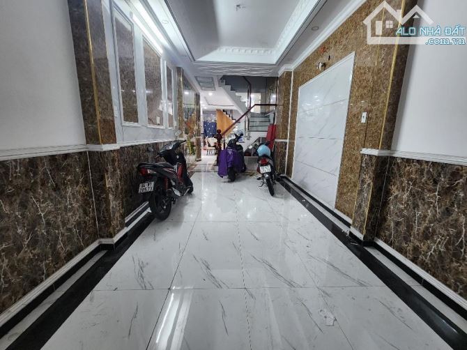 Căn Hộ Dịch Vụ - 4 Tầng - 115m2 - Gần TT Quận 7 - Hẻm Xe Hơi - Nhỉnh 7 Tỷ - 2
