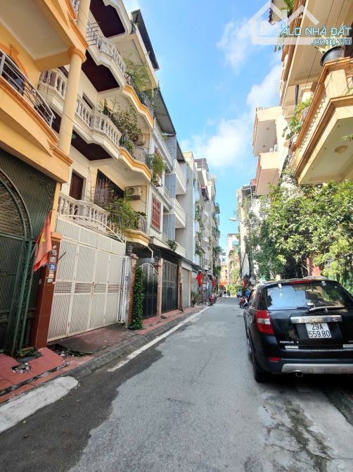 Bán lô đất vàng Ngã tư Hoàng quốc việt - Hơn 20 Tỷ - 75m - Phân lô ô tô tránh vỉa hè - 2