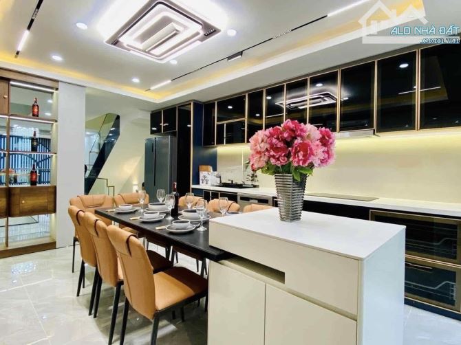 Bán nhà MT cửa Đông chợ Bến Thành Đ.Lưu Văn Lang, Quận 1. Giá 5tỷ960/ 73,8m2. ĐCT 29 triệu - 2