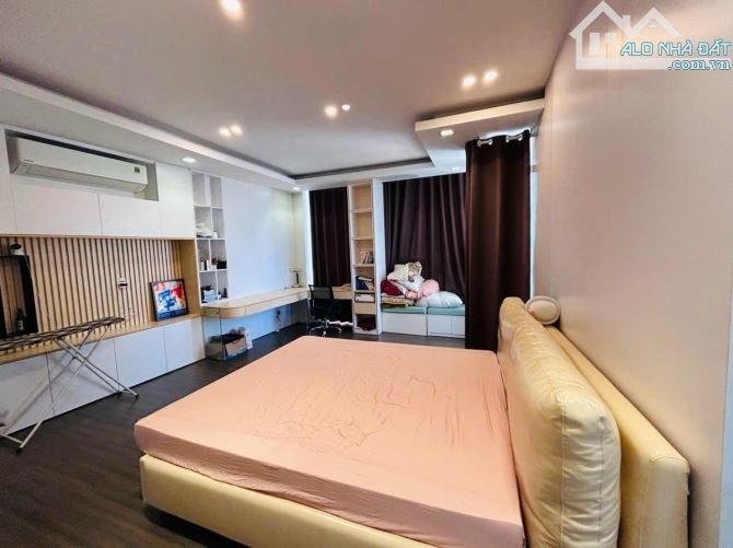Bán gấp tòa nhà 8 tầng Lạc Long Quân. 120m. View Hồ Tây. Giá đầu tư - 2