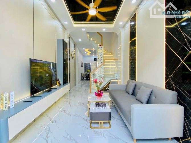 CHÚ HAI CẦN TIỀN CHỮA BỆNH BÁN GẤP NHÀ NGUYỄN THỊ MINH KHAI, QUẬN 1. GIÁ 5TỶ500/59M2- SHR. - 2