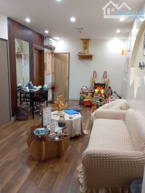 Nhà đẹp, thiết kế 3 ngủ, 2WC, hiện chủ đang Kinh doanh Spa tại nhà; - 2