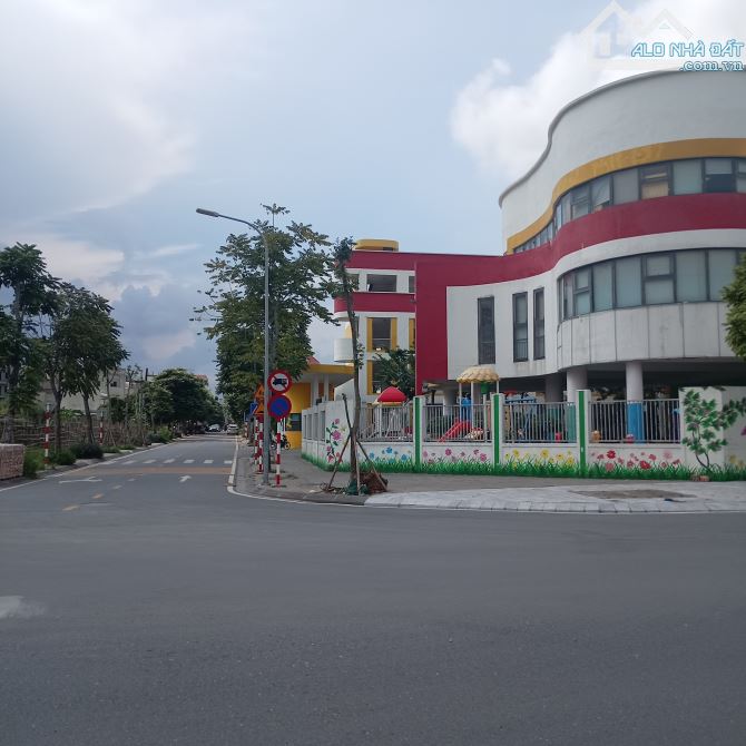 Bán 900m2 đất mặt đường 25m Cự Khối - 2