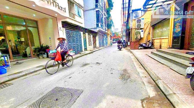 Bán nhà ngã tư Hoàng Cầu- Nguyễn Hy Quang- Ô Chợ Dừa.60m sổ phân lô. Giá 18.6 tỷ - 2