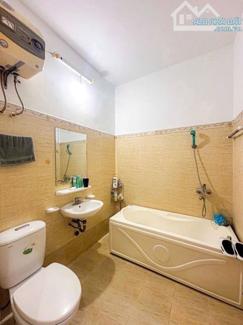 Nhà 3.5 tầng mặt đường Bến Láng - Lô 17 Lê Hồng Phong - Đường 15m - Tây Nam - 3