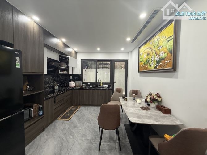 HƠN 12 TỶ - 70M2 - 6 TẦNG - THANG MÁY - GARA 2 Ô TÔ - TRUNG TÂM VIỆT HƯNG  - GẦN AEON MALL - 3