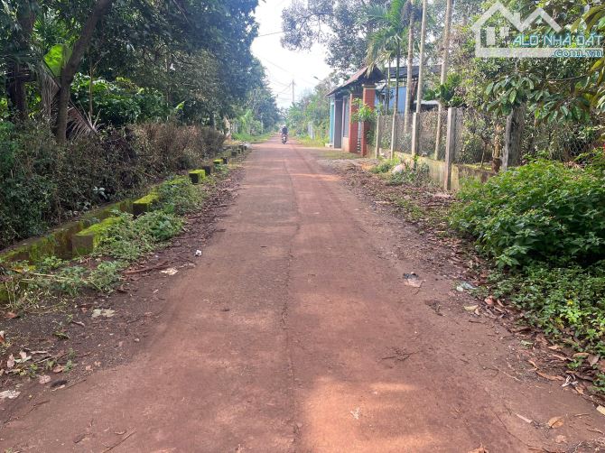 LÔ ĐẤT HẺM CẤP 1 NGUYỄN XUÂN XUÂN NGAY GẦN SÂN BÓNG: Giá 2.35 tỷ - 3