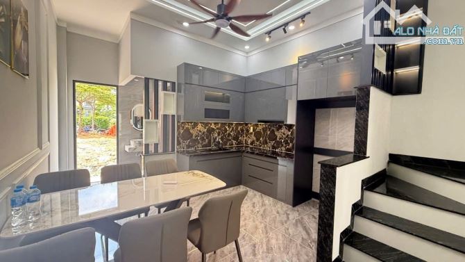 NHÀ 2 LẦU Ở NGAY, 60M2 (4x15), ĐƯỜNG NHỰA 12M,SÁT THỦ ĐỨC  NHỈN 5 ĐỒNG TL - 3
