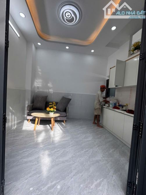 HIẾM: MẶT TIỀN KD SÁT CHỢ BÌNH LONG - 17M2 (4.6 x 4M) 3 TẦNG MỚI 100% - SHR HOÀN CÔNG ĐỦ - - 3