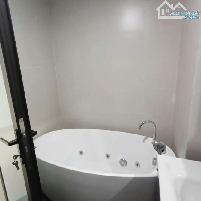 Hiếm nhà đẹp 5 tầng mặt phố Bà Triệu, 64m2, MT 4.6m, thang máy, kinh doanh tốt, giá 28.5 - 3