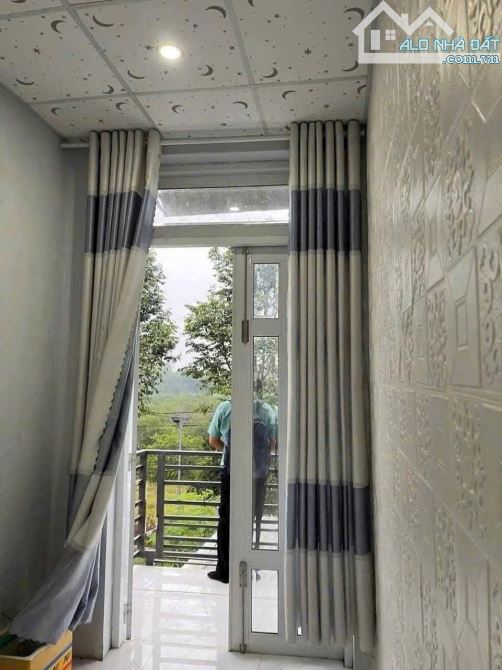 Nhà 1 trệt 1 lầu mặt tiền Nhựa Ấp 10 Lương Hoà Bến Lức Long An giá 2tỷ - 3