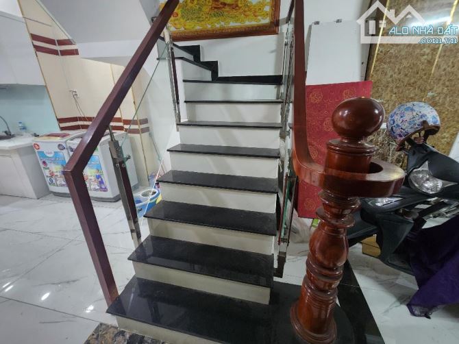 Căn Hộ Dịch Vụ - 4 Tầng - 115m2 - Gần TT Quận 7 - Hẻm Xe Hơi - Nhỉnh 7 Tỷ - 4