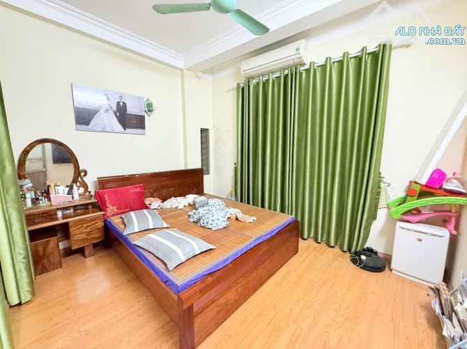Phân Lô - Gần Ô Tô - Hào Nam - Đống Đa - Dt : 42m2/4tầng/4,1mMT*nhỉnh 8 tỷ - 4