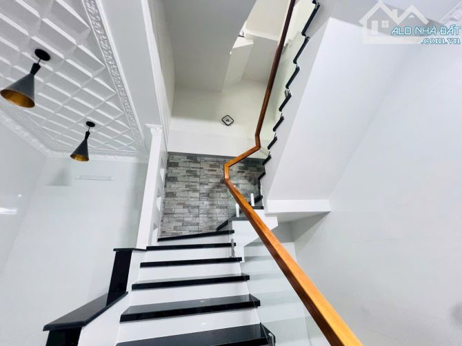Nhà mới 2 lầu + sân thượng 4,5 x 18 đường B8 kdc Hưng Phú  - 7,2 tỷ (T Lượng) - 4