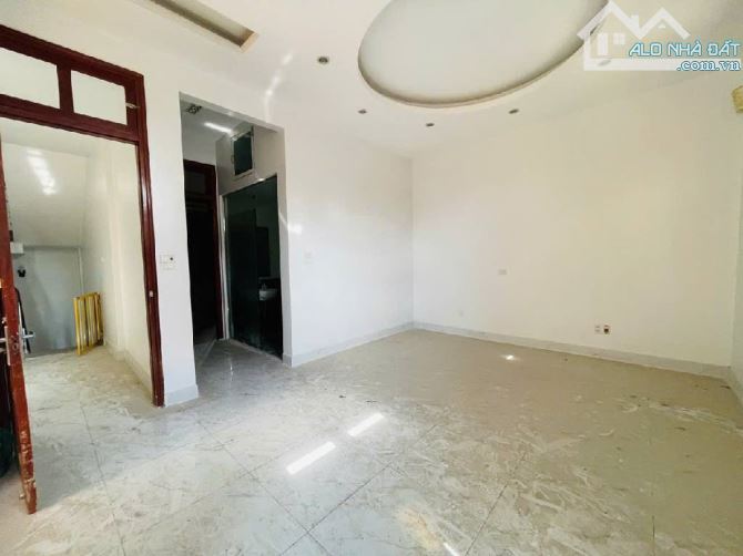 BÁN NHÀ NGỌC THỤY 107M2. MT 6M, SÁT HỒNG TIẾN. NGÕ Ô TÔ TRÁNH - GARA 2 Ô TÔ 7. 23 TỶ - 4