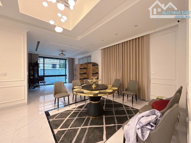 BIỆT THỰ SIÊU RỘNG – MẶT TIỀN KHỦNG 30M –  - 631M2 x 4T  - GIÁ 110 TỶ. - 4
