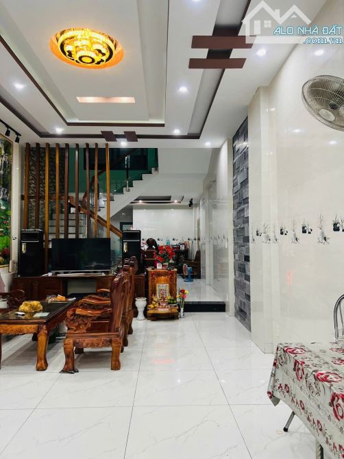 Nhà 3 tầng đường Dương Đức Hiền- gần biển- 72m2 giá 6.800 - 4