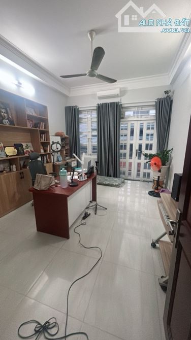 Bán nhà Chợ Tân Hương 90m2, 4x22m, 3 Tầng, 5PN (có PN Tầng trệt), đường nhựa Ô TÔ 10m, TL - 4