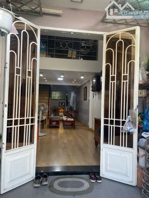 BÁN NHÀ NGAY CHỢ GÒ VẤP 3 TẦNG - 50M2 - SỔ VUÔNG A4 - 4 TỶ XÍU - 5