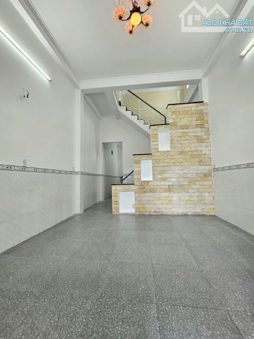 NHÀ SÁT BÊN BỆNH VIỆN QUẬN 12 CHỈ VÀI TRĂM M - 2 TẦNG - HẺM Ô TÔ ĐỖ CỬA - TÂN THỚI HIỆP - 6