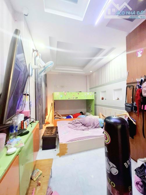 Bán Rẻ Nhà Mới Đẹp Gần Chợ PhạmVănHai P3 Tân Bình Giáp Phú Nhuận,39m2,3Tầng,hẻm 3m,5tỷ3 tl - 6