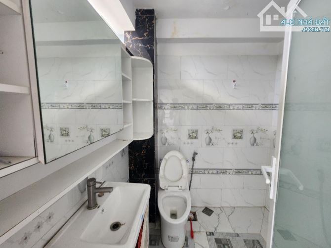Căn Hộ Dịch Vụ - 4 Tầng - 115m2 - Gần TT Quận 7 - Hẻm Xe Hơi - Nhỉnh 7 Tỷ - 7