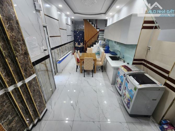 Căn Hộ Dịch Vụ - 4 Tầng - 115m2 - Gần TT Quận 7 - Hẻm Xe Hơi - Nhỉnh 7 Tỷ - 9